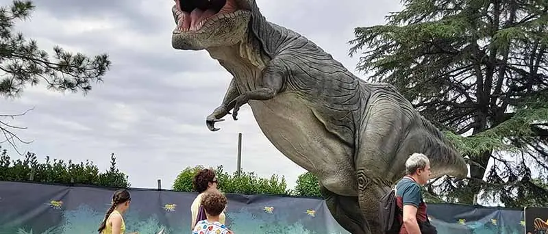 Dinosauri a Scalea, viaggio nel tempo e divertimento assicurato per grandi e piccini