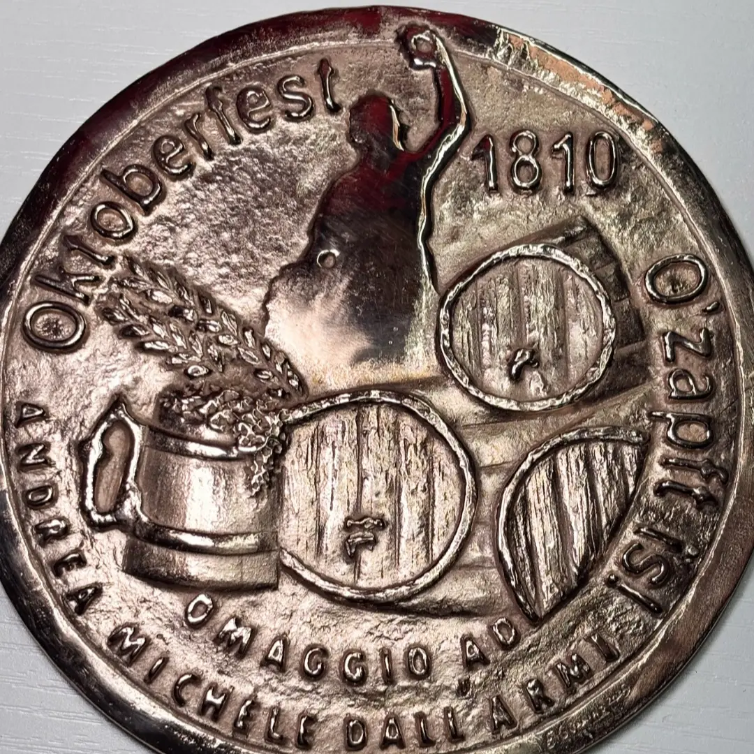 Dalla Calabria a Monaco: l’arte della medaglia in bronzo di Erminia Guarino celebra l’ideatore dell’Oktoberfest\n