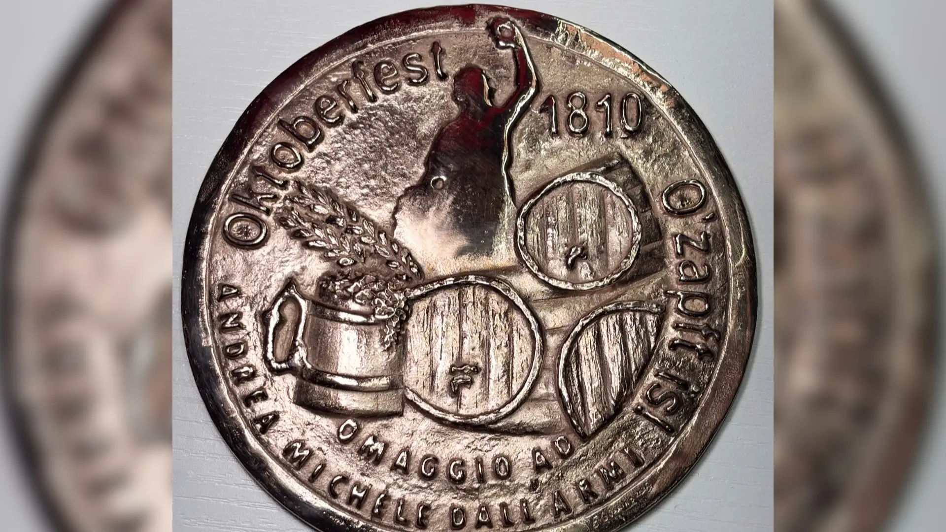 Dalla Calabria a Monaco: l’arte della medaglia in bronzo di Erminia Guarino celebra l’ideatore dell’Oktoberfest\n