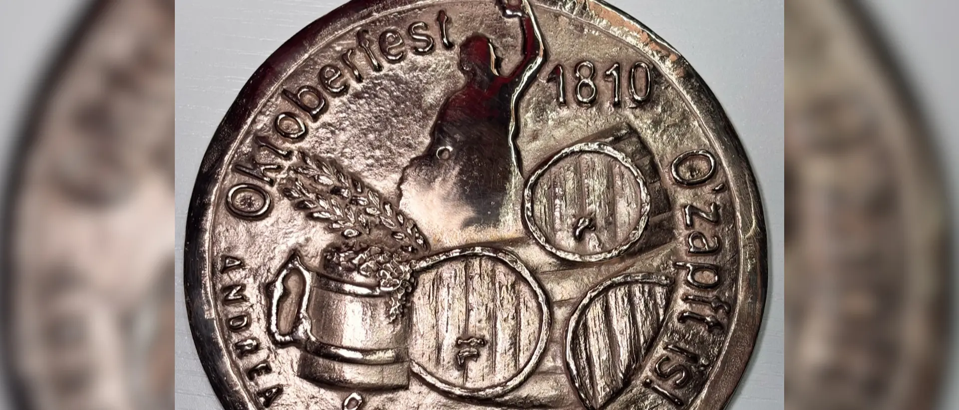 Dalla Calabria a Monaco: l’arte della medaglia in bronzo di Erminia Guarino celebra l’ideatore dell’Oktoberfest\n