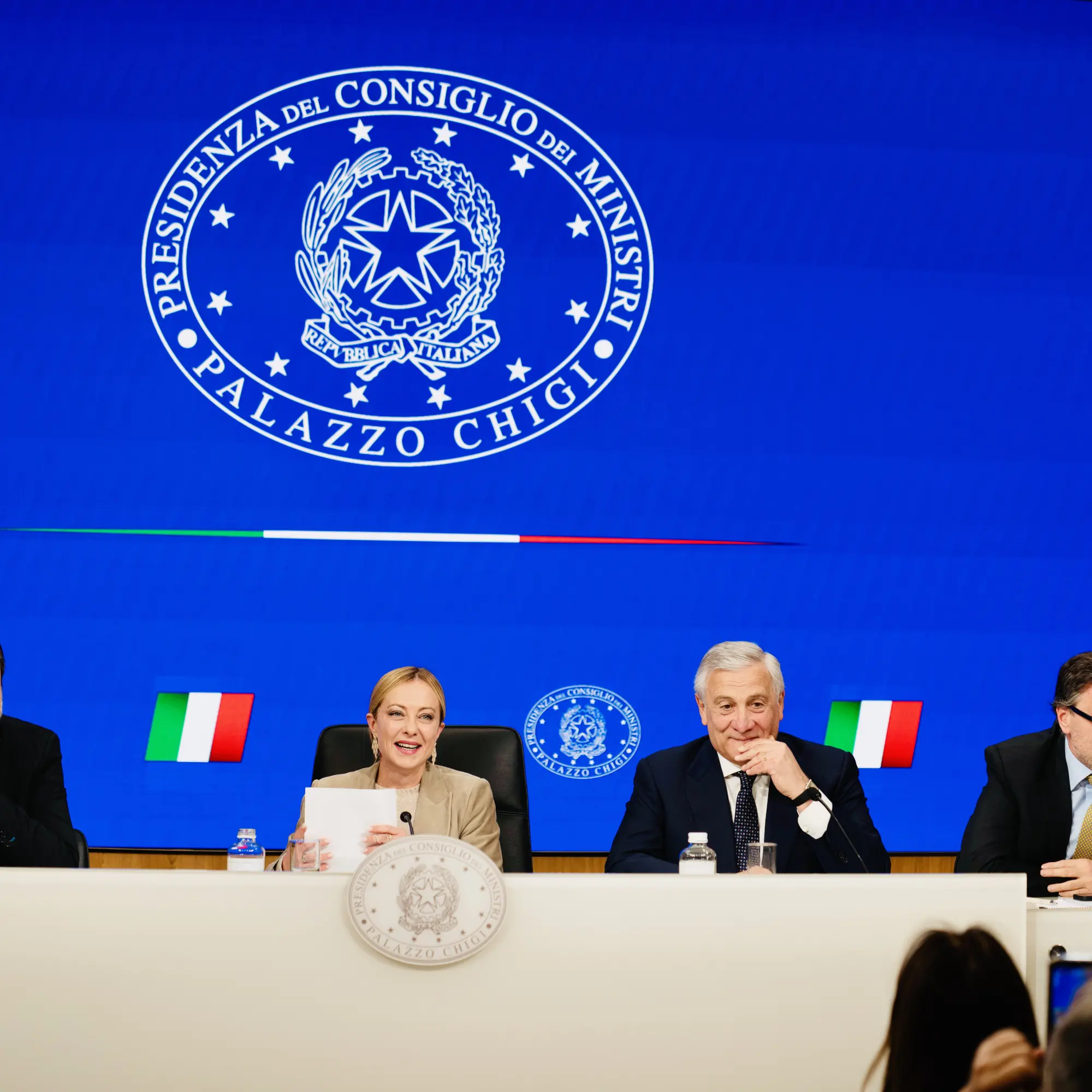 Manovra, il governo compatto dopo le tensioni. Meloni: «Famiglie, salari e sanità al centro»\n