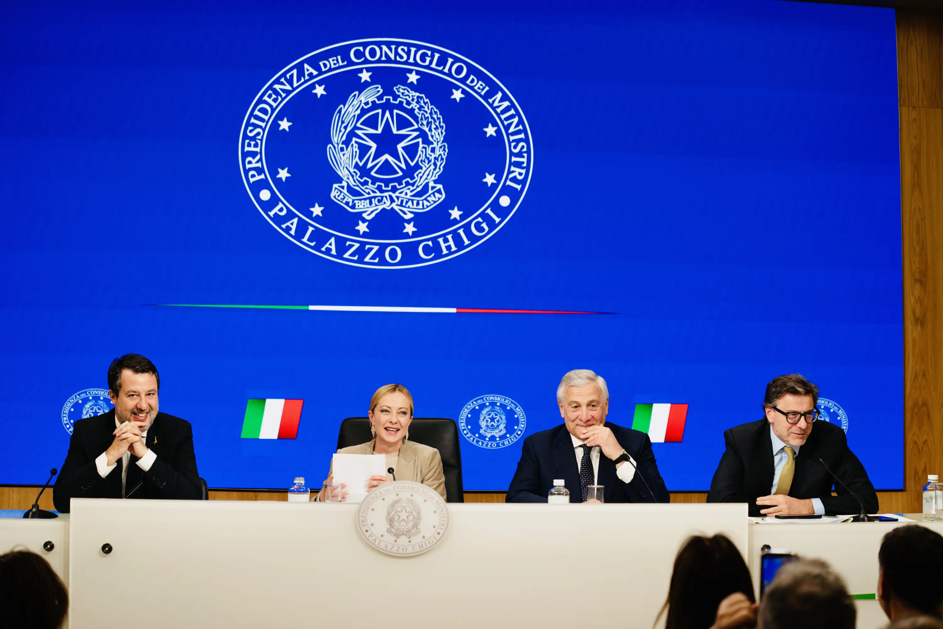 Manovra, il governo compatto dopo le tensioni. Meloni: «Famiglie, salari e sanità al centro»\n