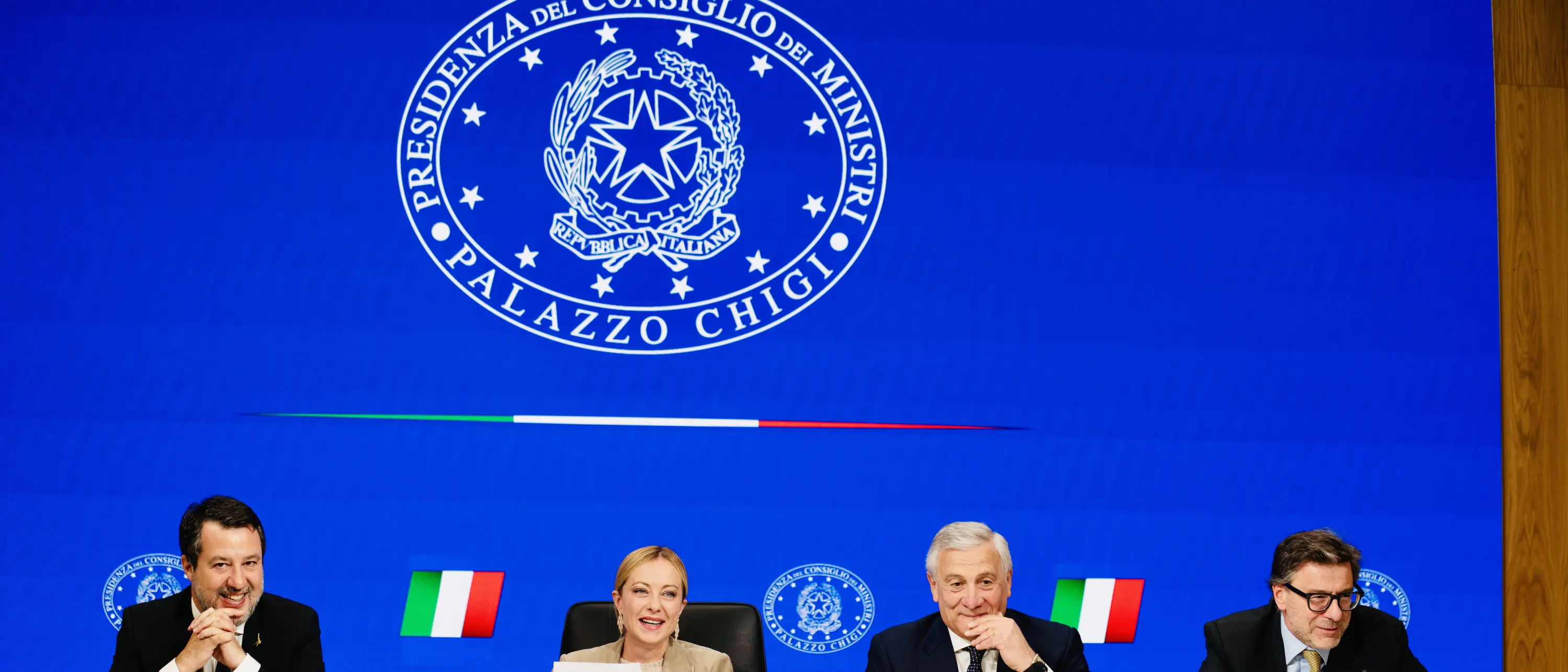 Manovra, il governo compatto dopo le tensioni. Meloni: «Famiglie, salari e sanità al centro»\n