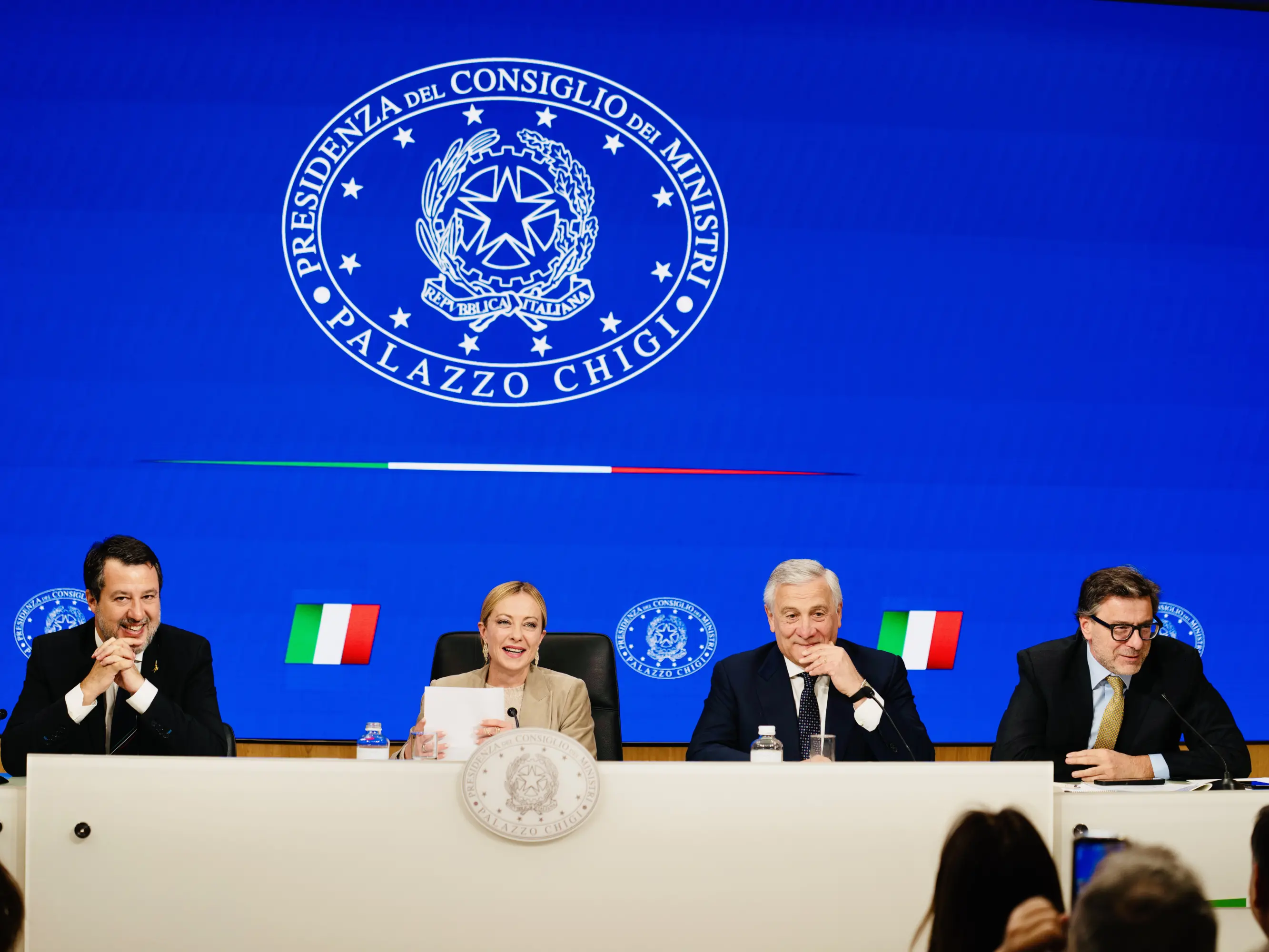 Manovra, il governo compatto dopo le tensioni. Meloni: «Famiglie, salari e sanità al centro»