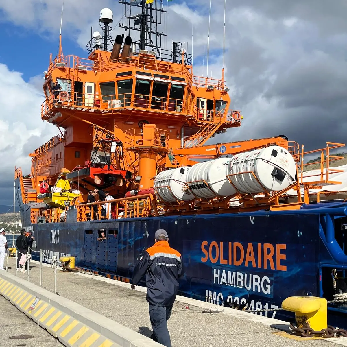 Reggio, secondo sbarco di migranti al porto in tre giorni: accolti in 99, tra loro anche tre bambini piccoli\n
