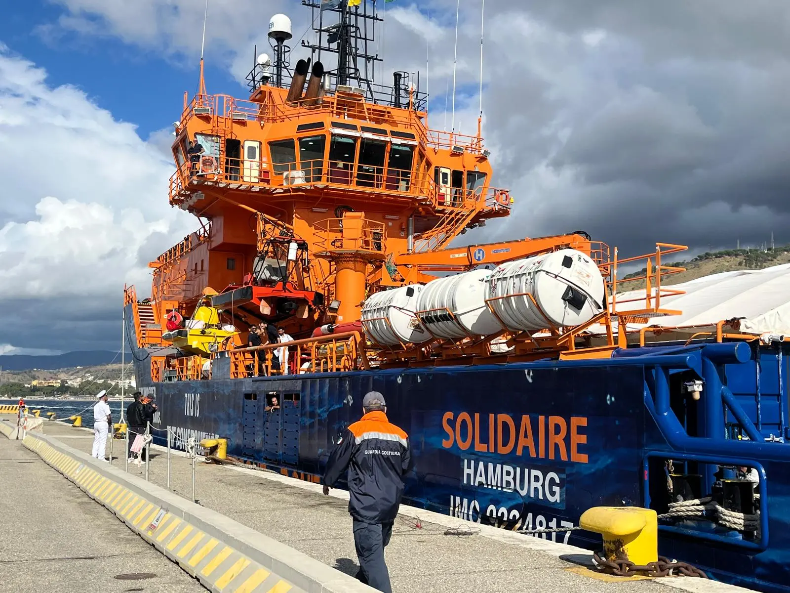 Reggio, secondo sbarco di migranti al porto in tre giorni: accolti in 99, tra loro anche tre bambini piccoli\n