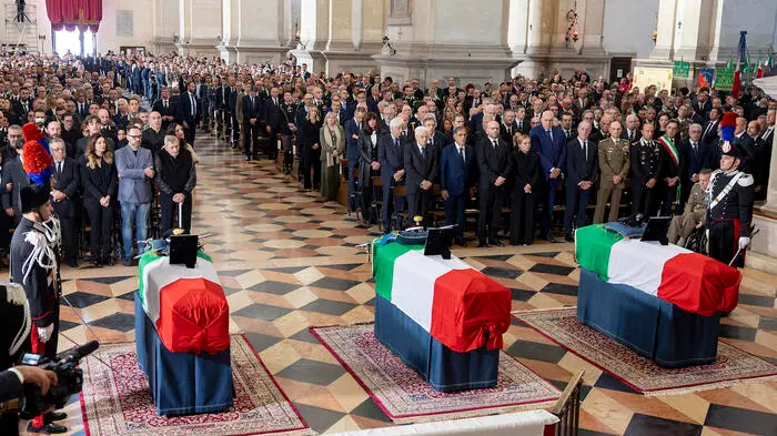 <p>Il funerale dei tre carabinieri uccisi da un&#39;esplosione a Castel d&#39;Azzano (Ansa)</p>\\n , ANSA