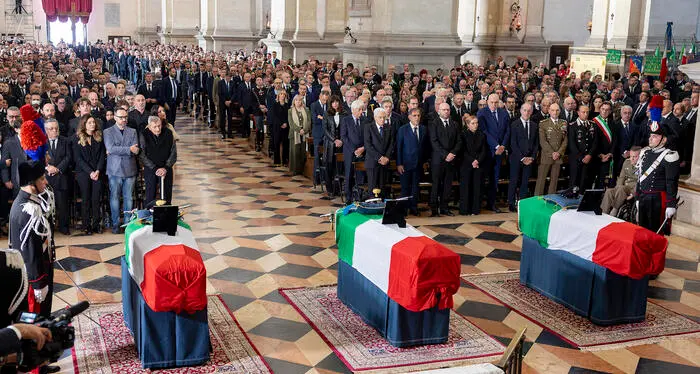 Addio a Valerio, Davide e Marco: l’Italia si ferma per i tre carabinieri uccisi a Castel d’Azzano\n
