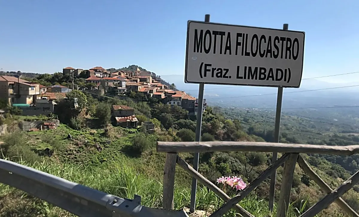 Tra i vicoli di Motta Filocastro una camminata solidale contro il tumore al seno: previsti anche screening per la diagnosi precoce