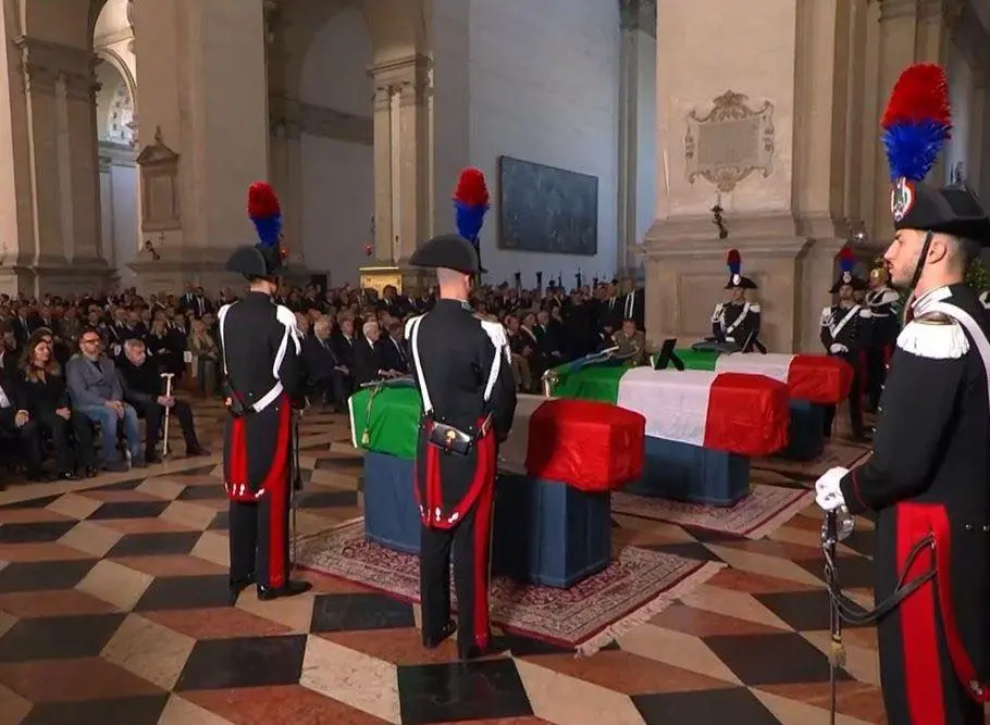 Lacrime e applausi ai funerali dei tre carabinieri morti nell’esplosione di Castel d’Azzano