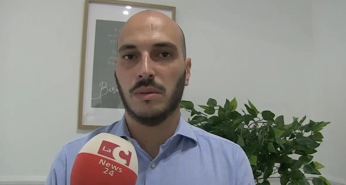 Una lettera sotto la porta, intimidazione shock per il sindaco di Jonadi: «Capisco chi va via ma io resto»