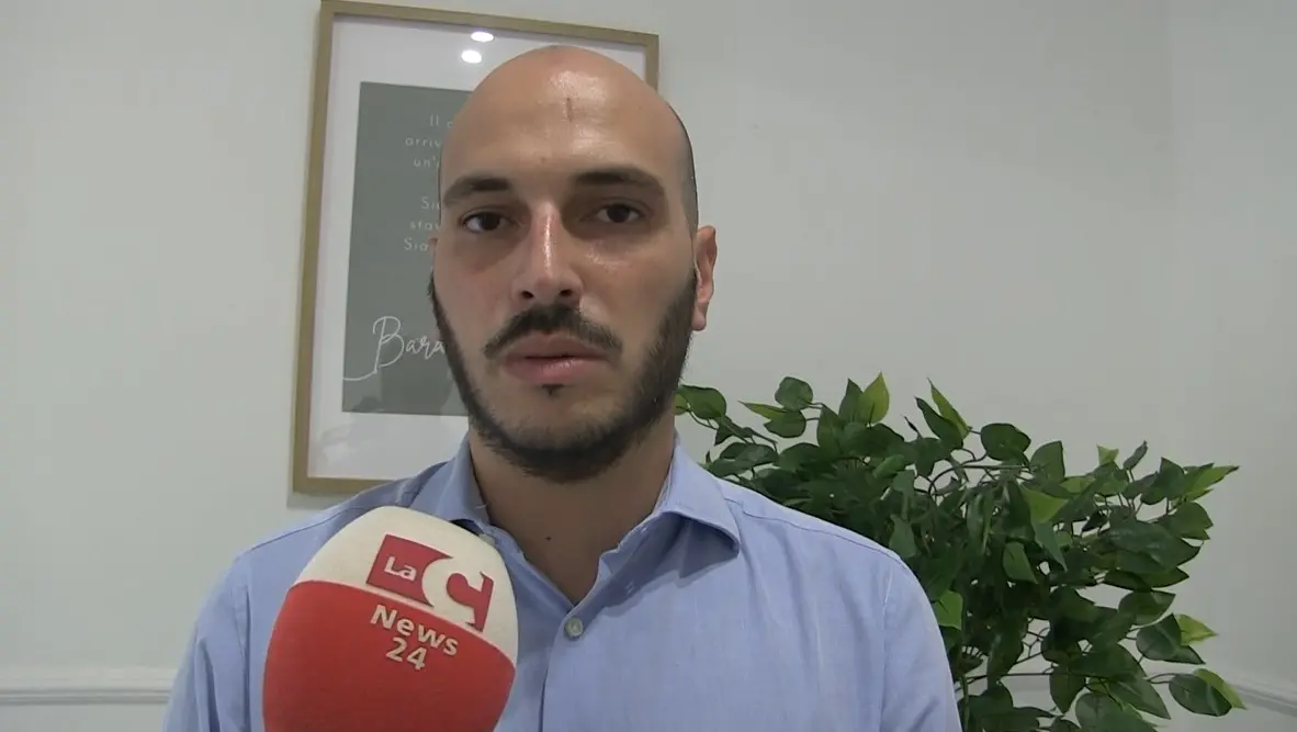 Una lettera sotto la porta, intimidazione shock per il sindaco di Jonadi: «Capisco chi va via ma io resto»