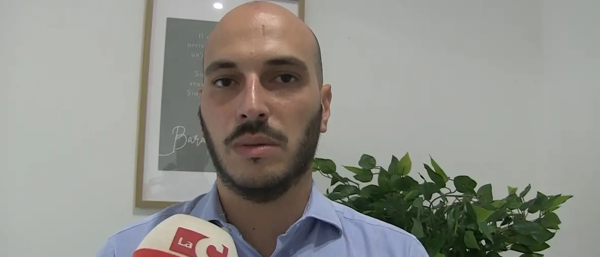 Una lettera sotto la porta, intimidazione shock per il sindaco di Jonadi: «Capisco chi va via ma io resto»