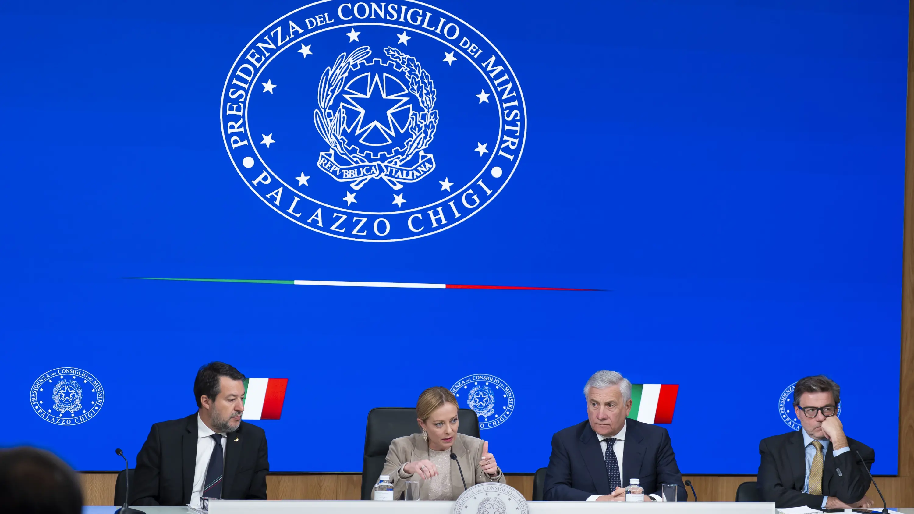 <p>La conferenza stampa della premier Giorgia Meloni al termine del Consiglio dei ministri sulla manovra finanziaria (foto: Ufficio stampa Presidenza del Consiglio dei ministri)</p>\\n
