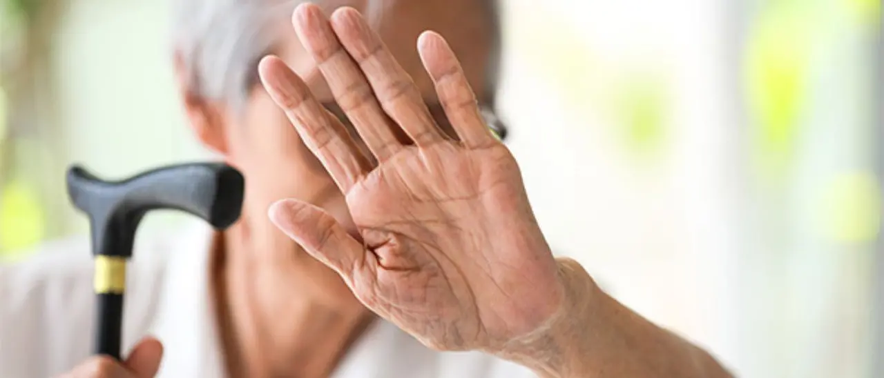 Isola Capo Rizzuto, calci e pugni a un’anziana per portarle via i soldi: poi le ruba cibo e vino\n