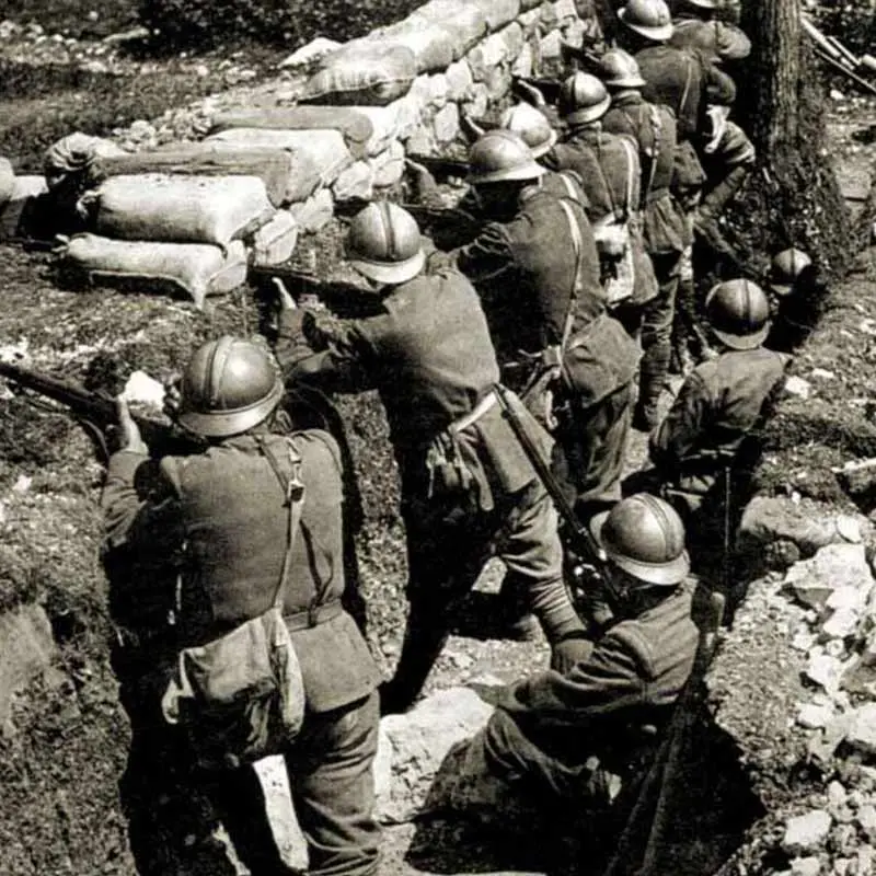 Poesie grigioverdi: Corrado Alvaro e il canto corale della guerra tra soldati,\u00A0morte e memoria\n