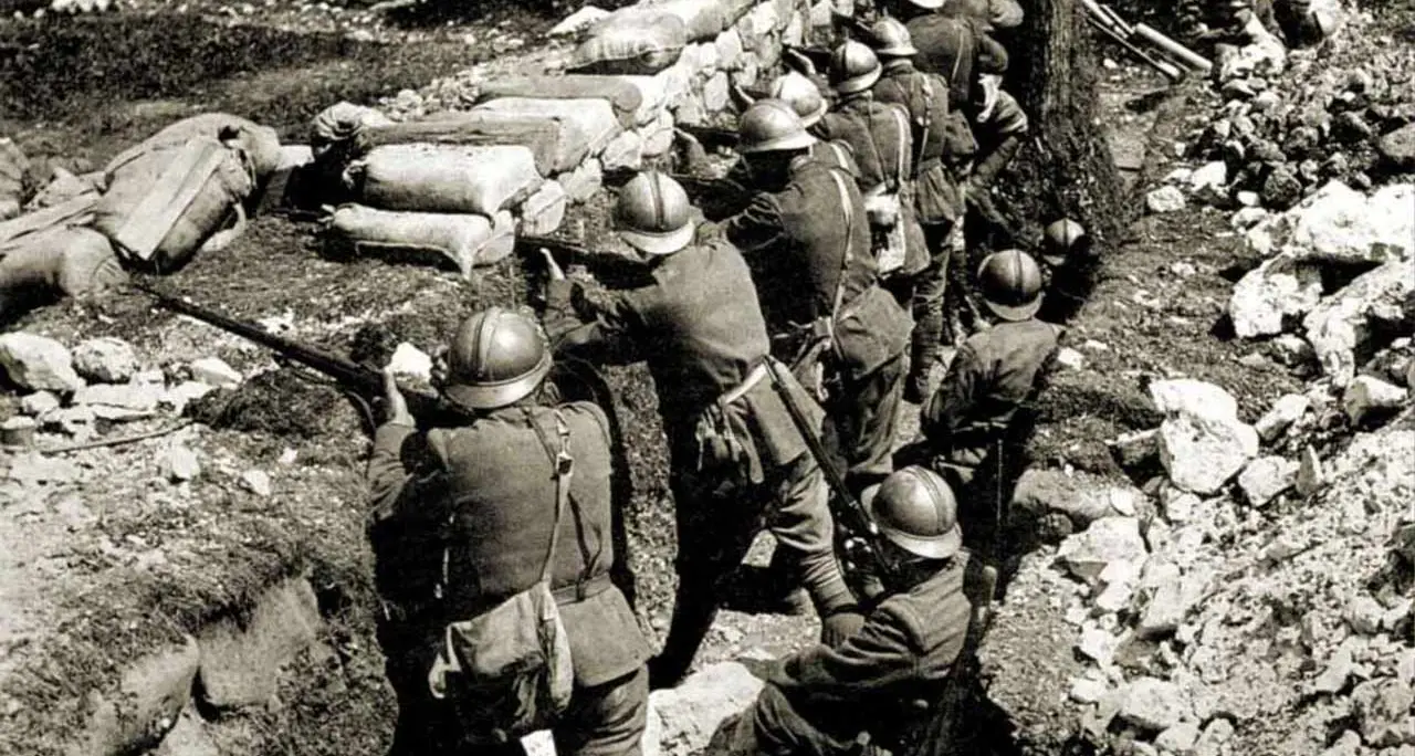 Poesie grigioverdi: Corrado Alvaro e il canto corale della guerra tra soldati,\u00A0morte e memoria\n