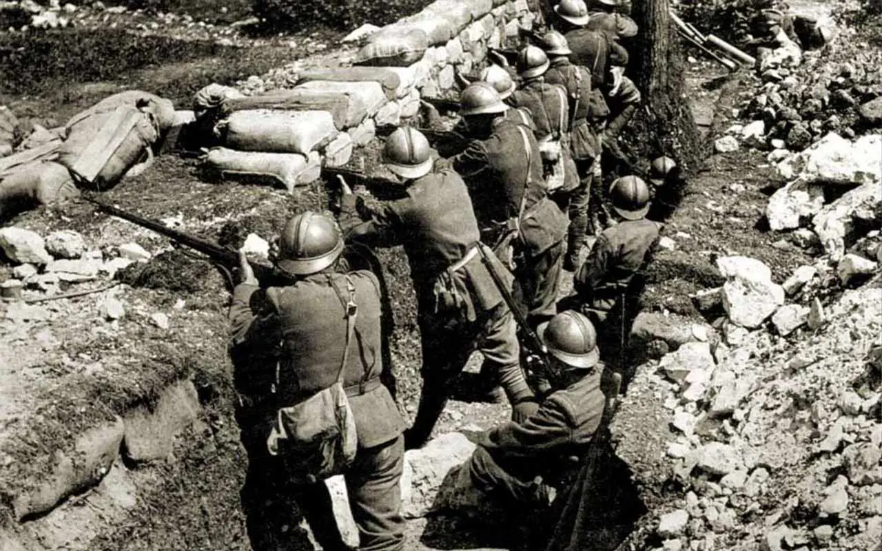 Poesie grigioverdi: Corrado Alvaro e il canto corale della guerra tra soldati,\u00A0morte e memoria\n