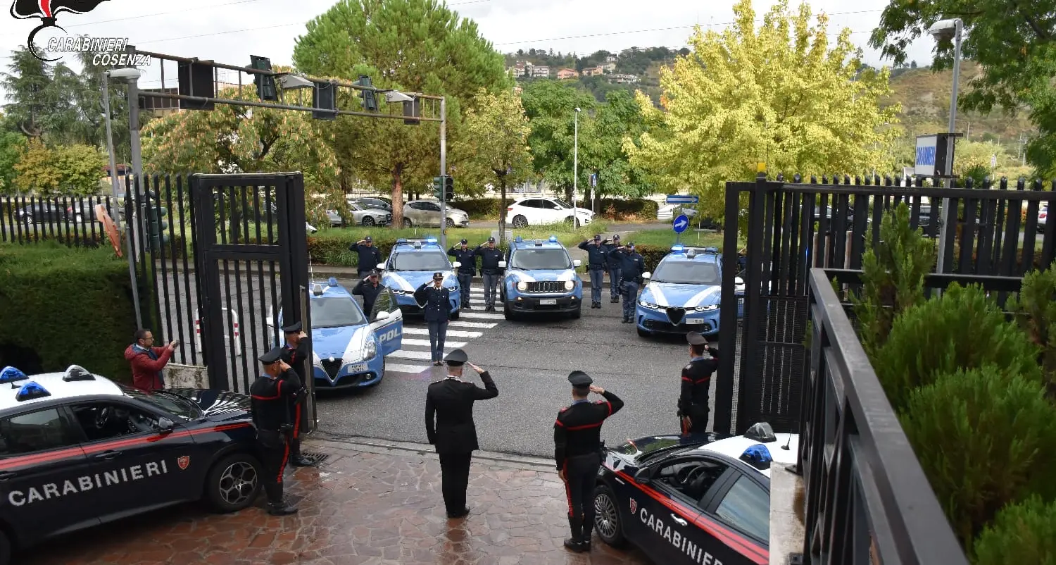 Strage dei carabinieri, a Cosenza istituzioni e forze dell’ordine abbracciano l’Arma\n