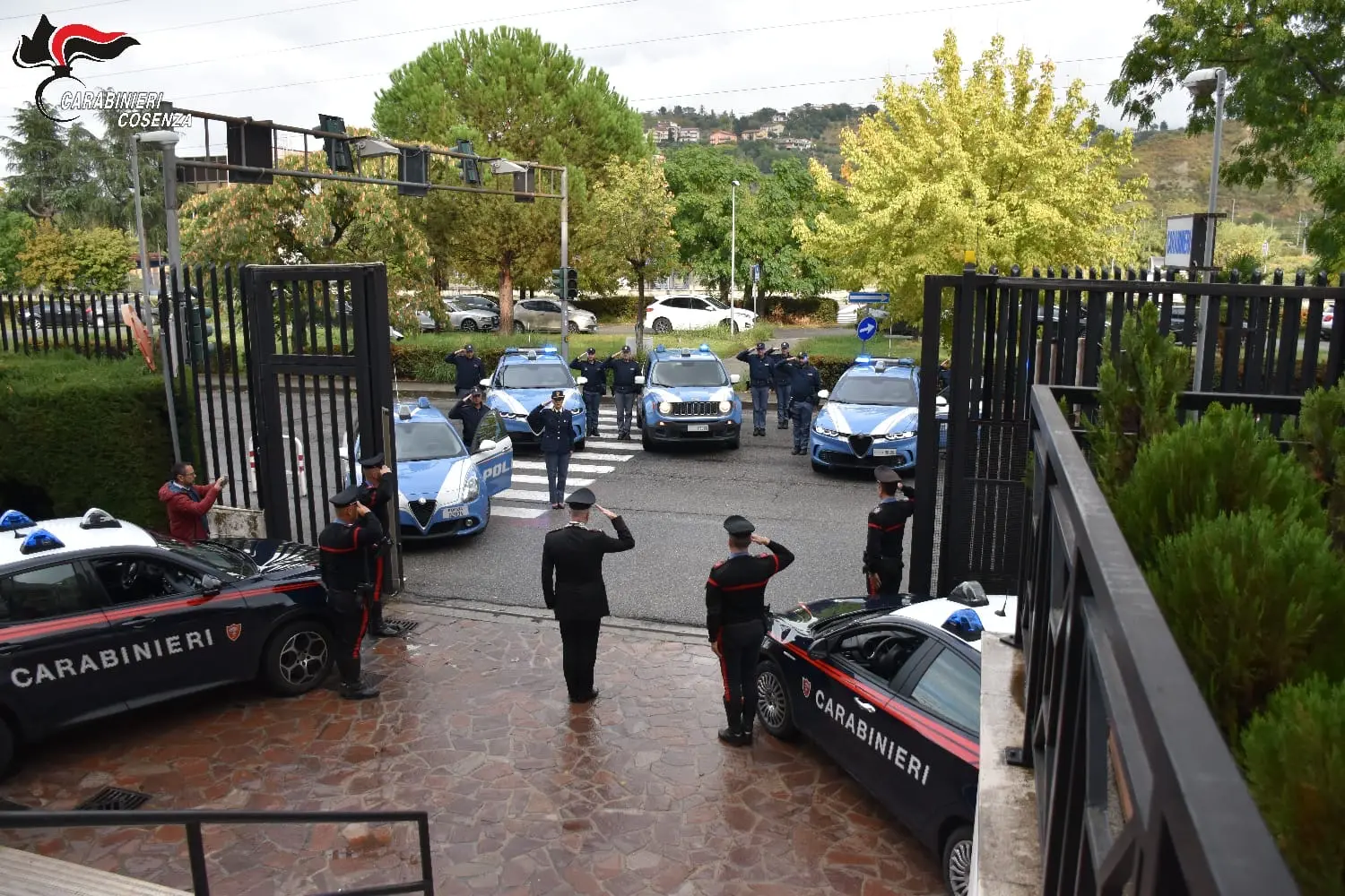 Strage dei carabinieri, a Cosenza istituzioni e forze dell’ordine abbracciano l’Arma\n