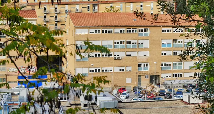 Perugia, giovane ucciso con una coltellata alla gola in un parcheggio davanti all’università\n