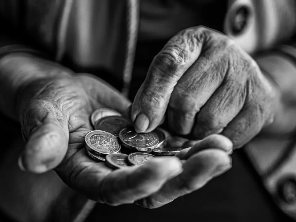 Povertà in Europa: Calabria e Campania tra le regioni più a rischio assieme alla Guyana francese