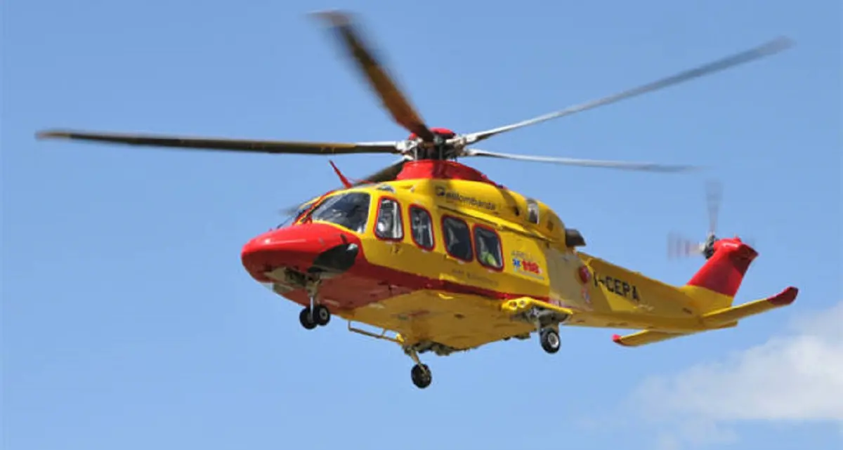 Incidente a Crotone, motociclista 19enne muore in ospedale dopo essere stato trasferito in elisoccorso: fatale lo scontro con un’auto\n