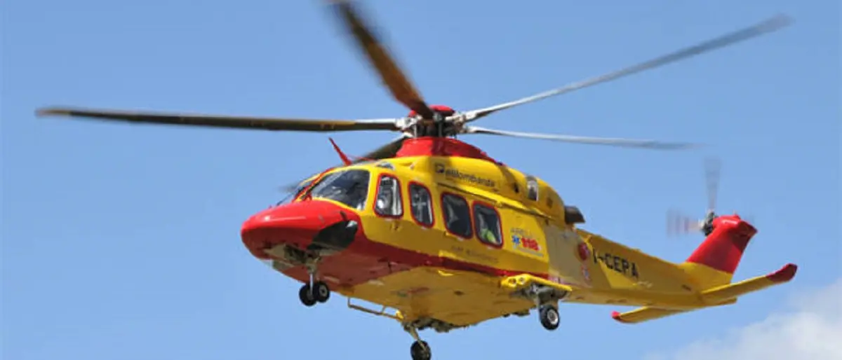 Incidente a Crotone, motociclista 19enne muore in ospedale dopo essere stato trasferito in elisoccorso: fatale lo scontro con un’auto\n