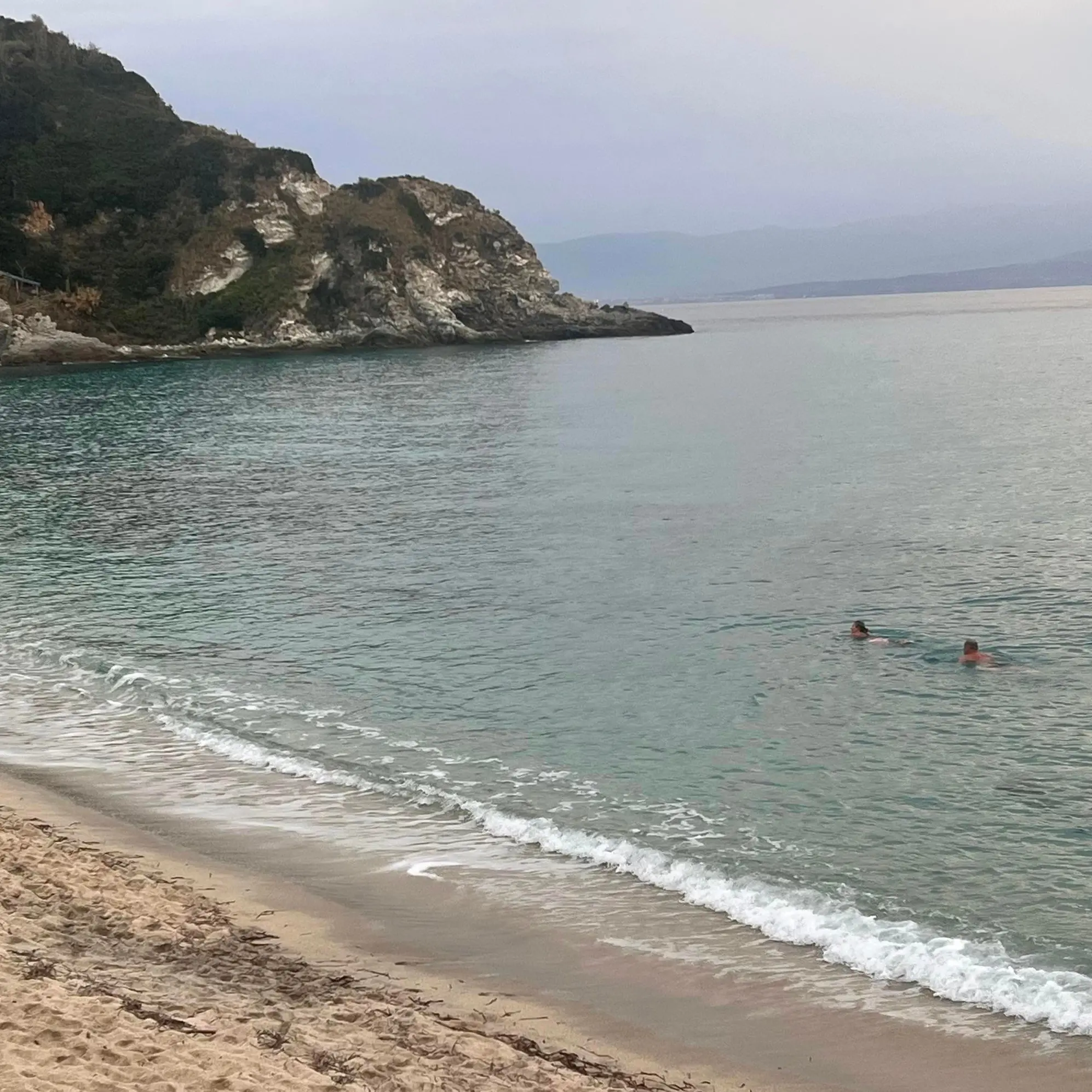 Spiaggia di Grotticelle a Ricadi, due turisti tedeschi sfidano l’autunno e si tuffano in mare\n\u00A0\n