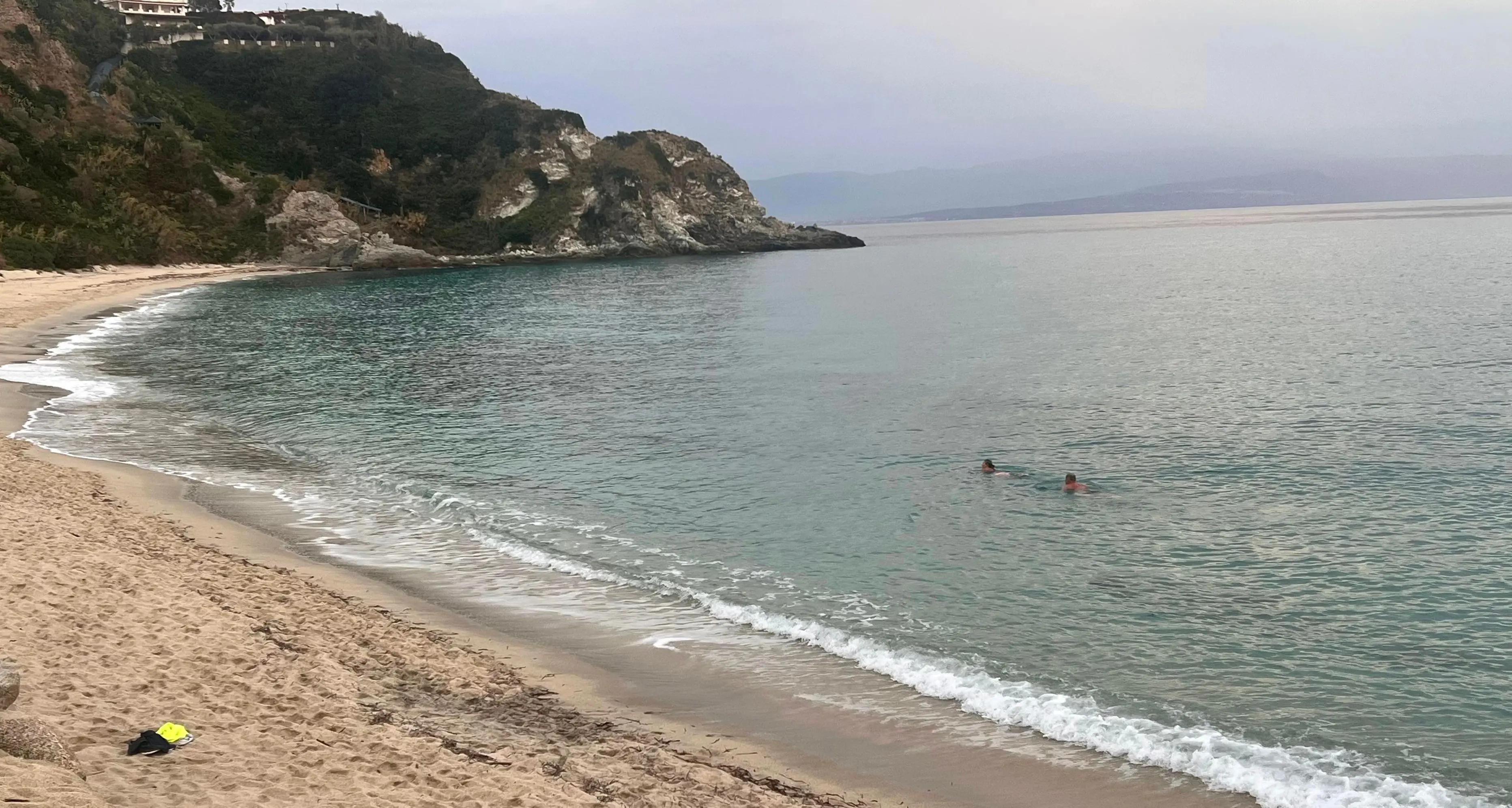 Spiaggia di Grotticelle a Ricadi, due turisti tedeschi sfidano l’autunno e si tuffano in mare\n\u00A0\n