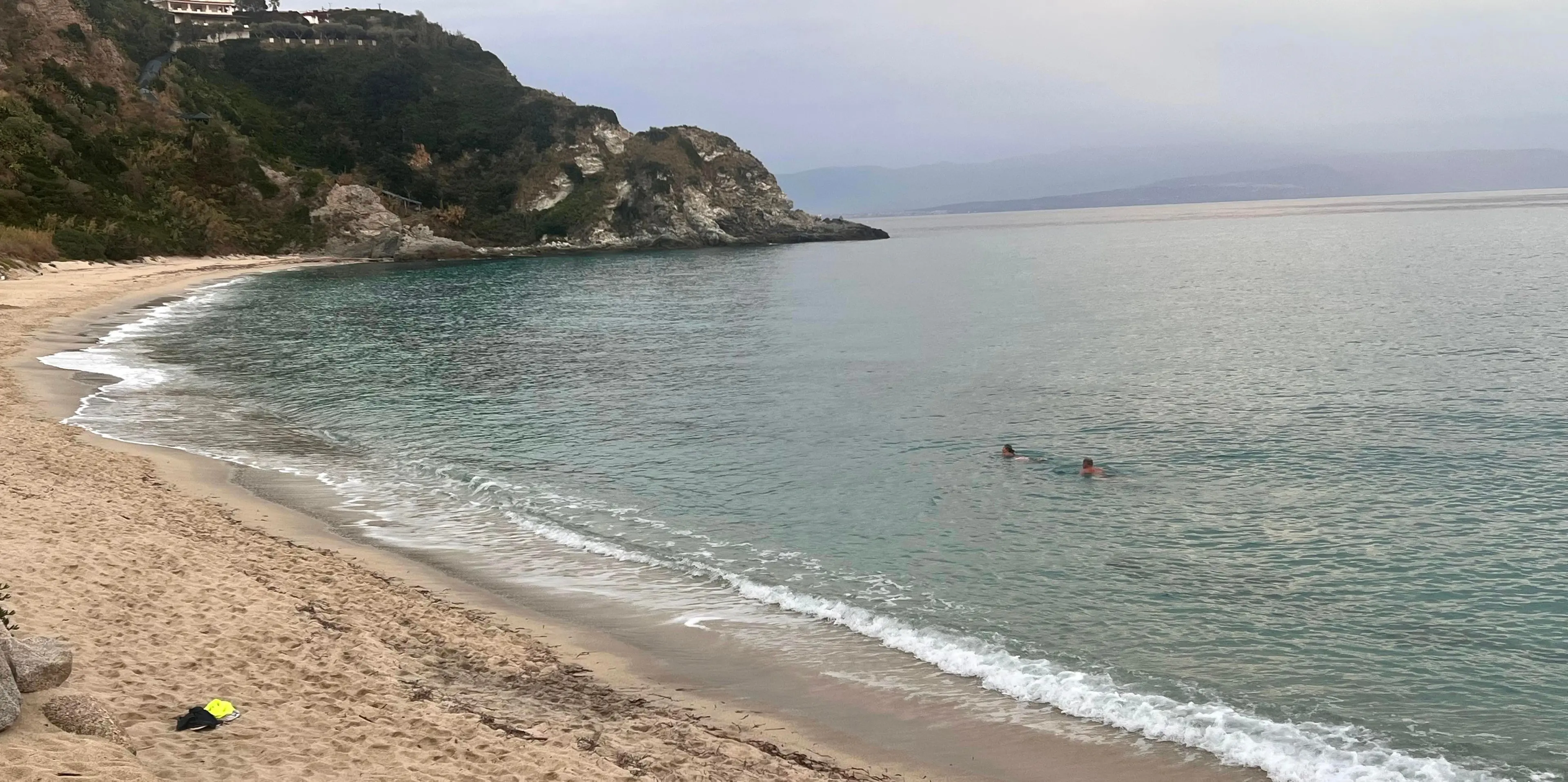 Spiaggia di Grotticelle a Ricadi, due turisti tedeschi sfidano l’autunno e si tuffano in mare\n\u00A0\n
