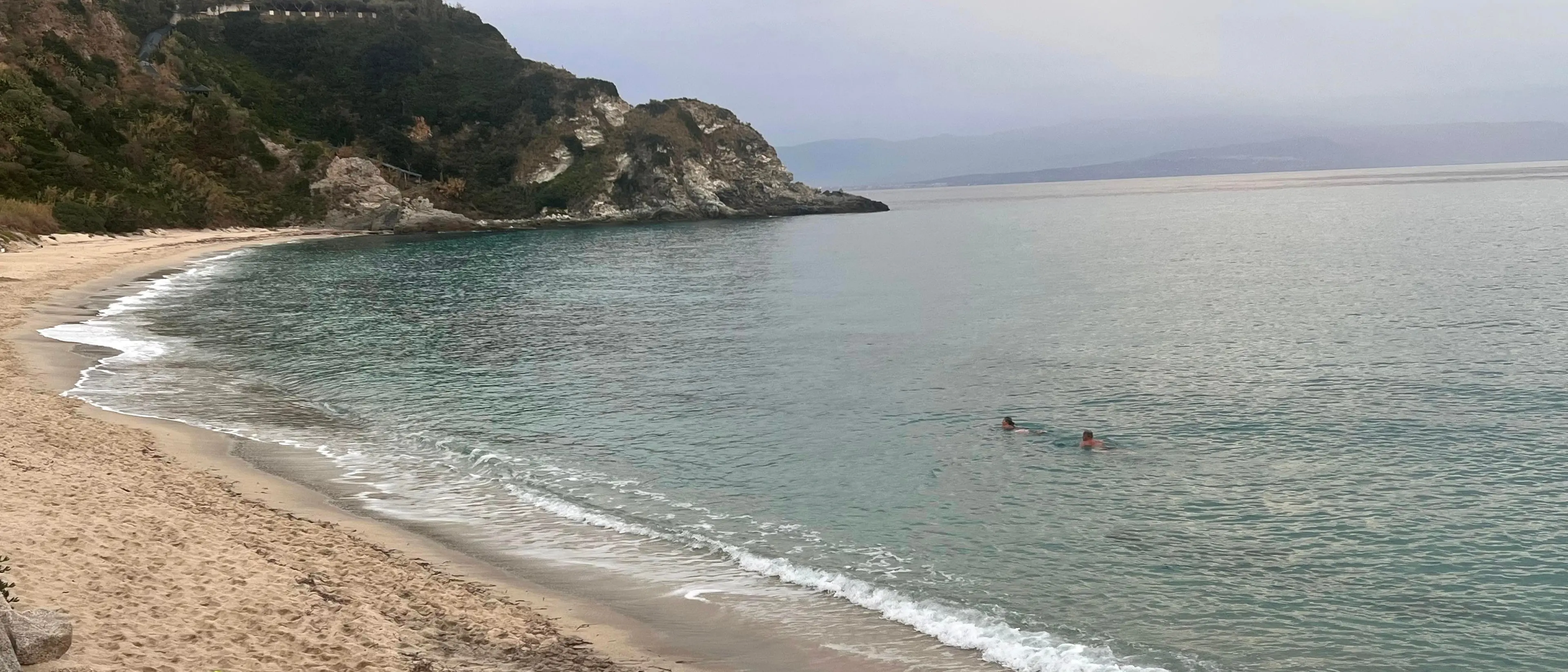 Spiaggia di Grotticelle a Ricadi, due turisti tedeschi sfidano l’autunno e si tuffano in mare\n\u00A0\n
