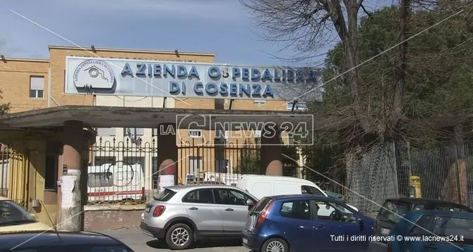 Donna incinta di 9 mesi si allontana dall’Ospedale di Cosenza: allarme per qualche ora, viene ritrovata sul corso\n