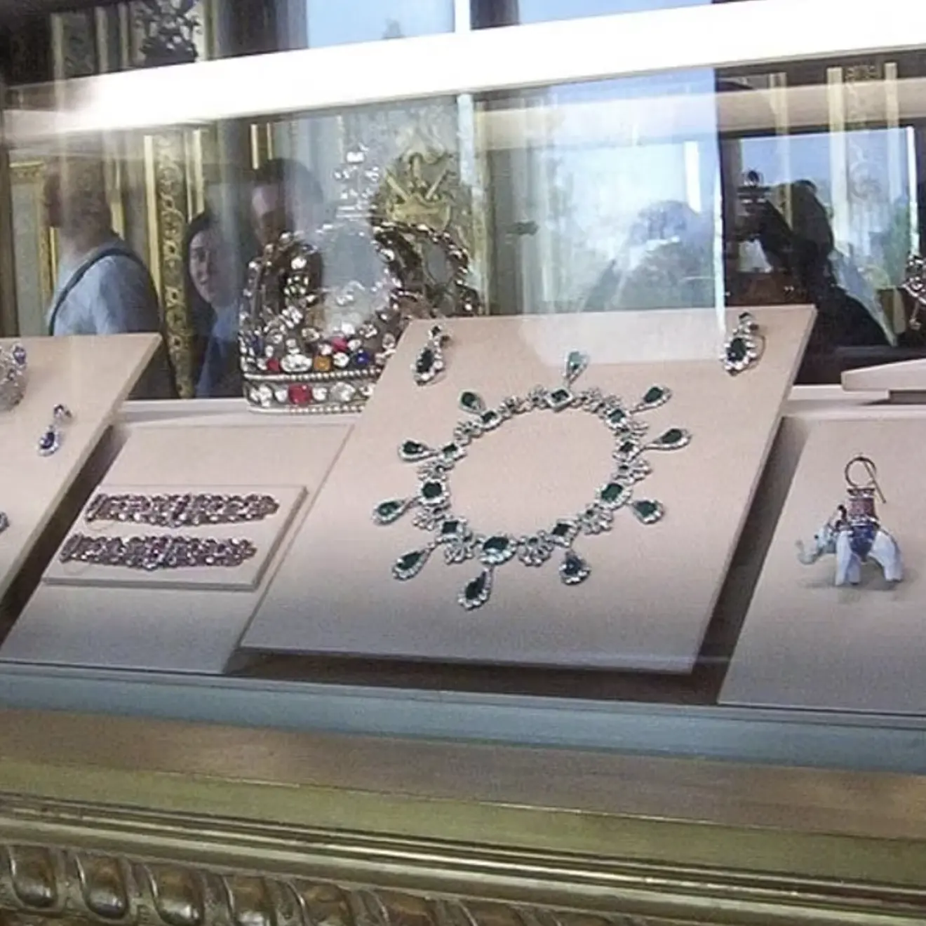 Rapina al Louvre: rubati i gioielli di Napoleone