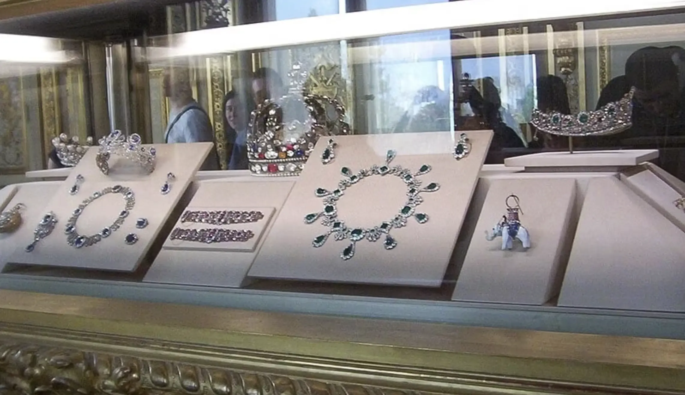 Rapina al Louvre: rubati i gioielli di Napoleone