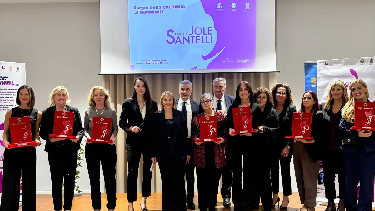A Pizzo\u00A0la quarta edizione del Premio Santelli: riconoscimenti a otto donne nel ricordo di Jole