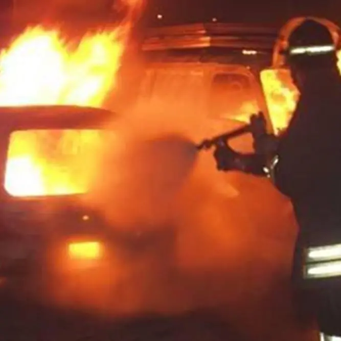 Notte di fuoco a Spezzano Albanese, incendiate due auto parcheggiate sotto casa dei proprietari: avviate le indagini