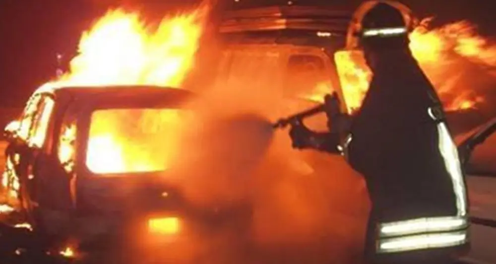 Notte di fuoco a Spezzano Albanese, incendiate due auto parcheggiate sotto casa dei proprietari: avviate le indagini