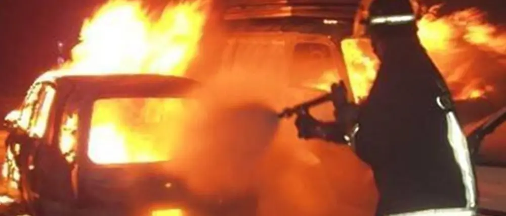 Notte di fuoco a Spezzano Albanese, incendiate due auto parcheggiate sotto casa dei proprietari: avviate le indagini