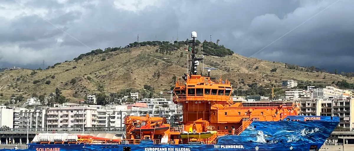 E sempre con occhi pieni e mani vuote giungono dai nuovi e sconfinati margini del mondo\n