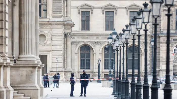 <p>Quattro ladri hanno rubato preziosissimi gioielli appartenenti a Napoleone al Museo del Louvre di Parigi (Ansa)</p>\\n , EPA