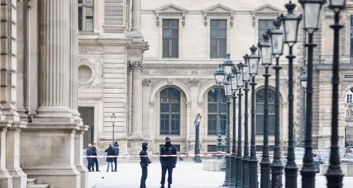 Colpo da film al Louvre: rubati nove preziosi gioielli appartenenti a Napoleone\n