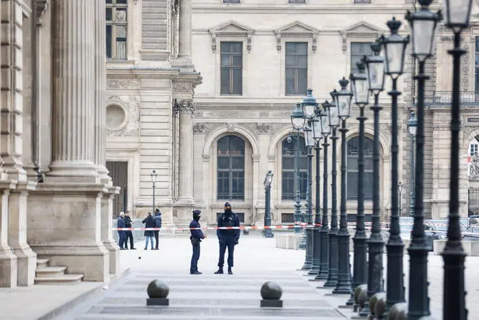 Colpo da film al Louvre: rubati nove preziosi gioielli appartenenti a Napoleone\n