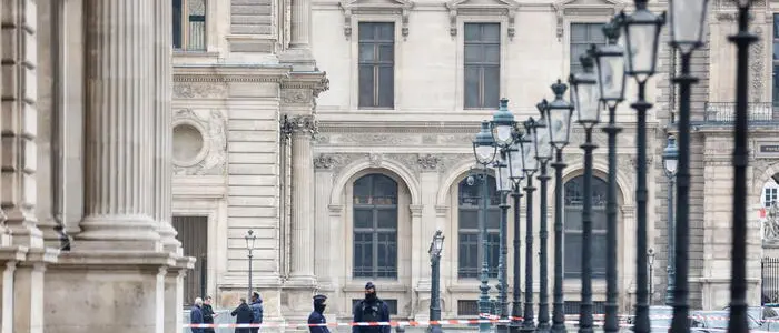 Colpo da film al Louvre: rubati nove preziosi gioielli appartenenti a Napoleone\n