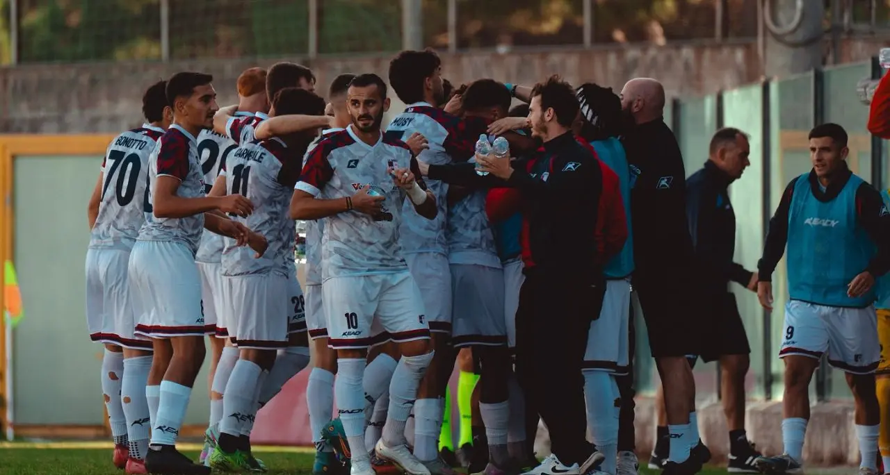 Serie D, Vibonese scatenata: 2-0 in trasferta alla Gelbison e primo posto in classifica