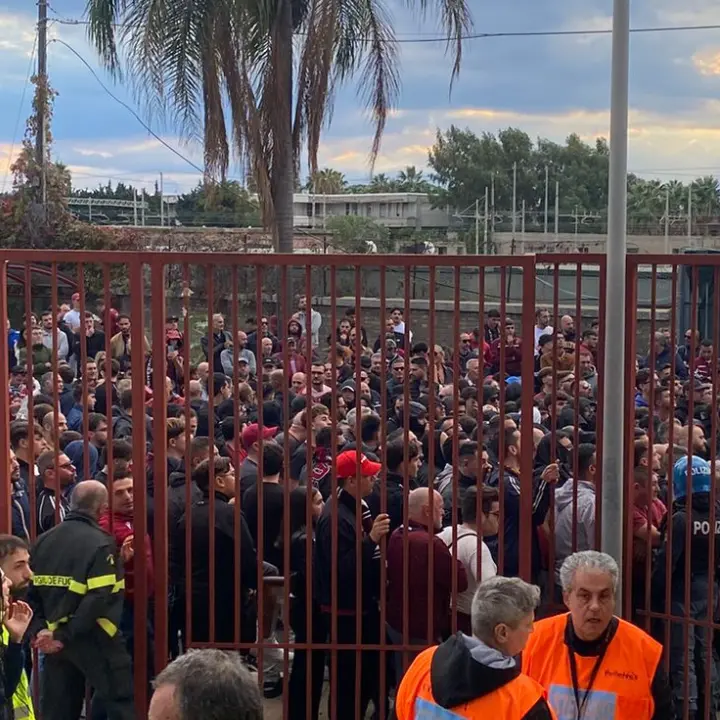 Reggina, scoppia contestazione dei tifosi\u00A0dopo il ko con la Vigor:\u00A0«I nostri colori umiliati da giocatori viziati»\n