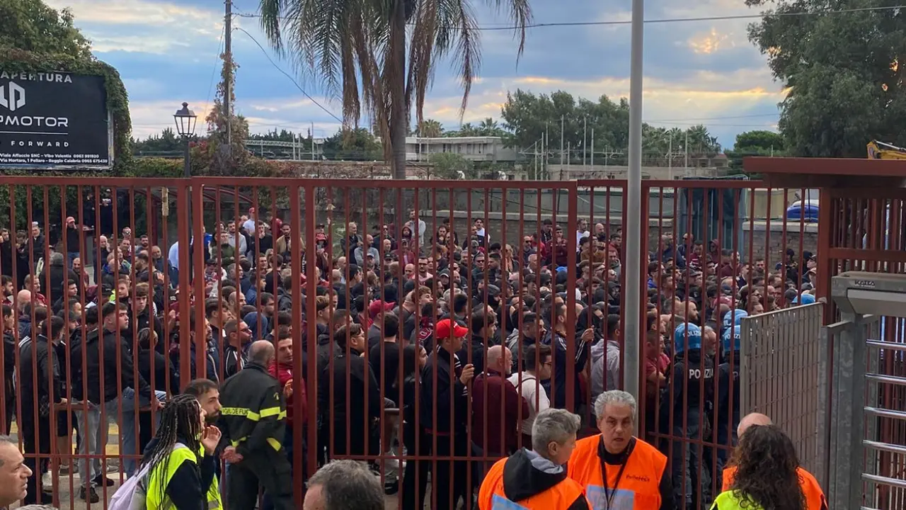 Reggina, scoppia contestazione dei tifosi\u00A0dopo il ko con la Vigor:\u00A0«I nostri colori umiliati da giocatori viziati»\n