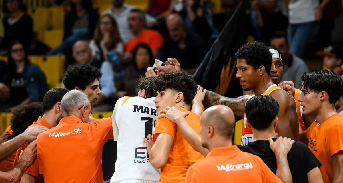 Basket, la Viola Reggio batte Mola 84-69: festa neroarancio al PalaCalafiore