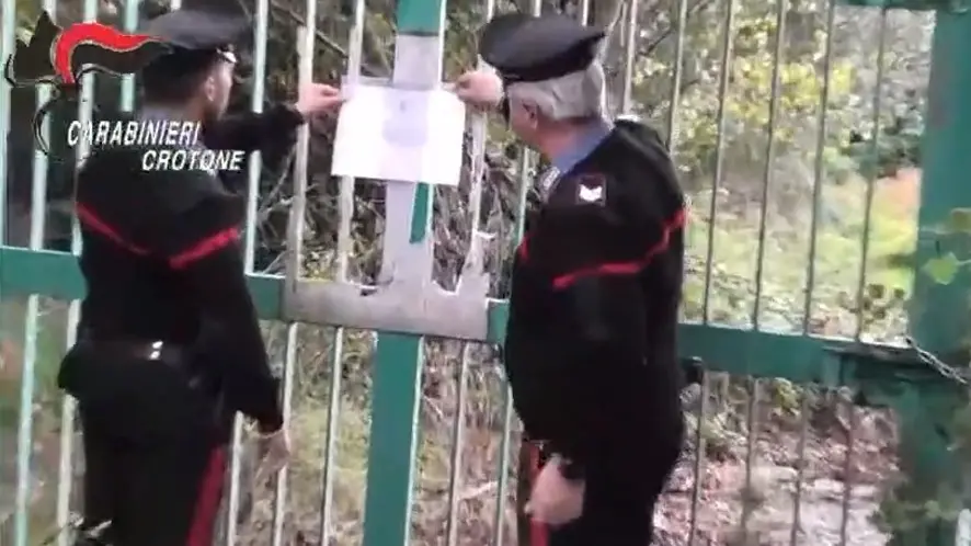 Il momento del sequestro da parte dei carabinieri