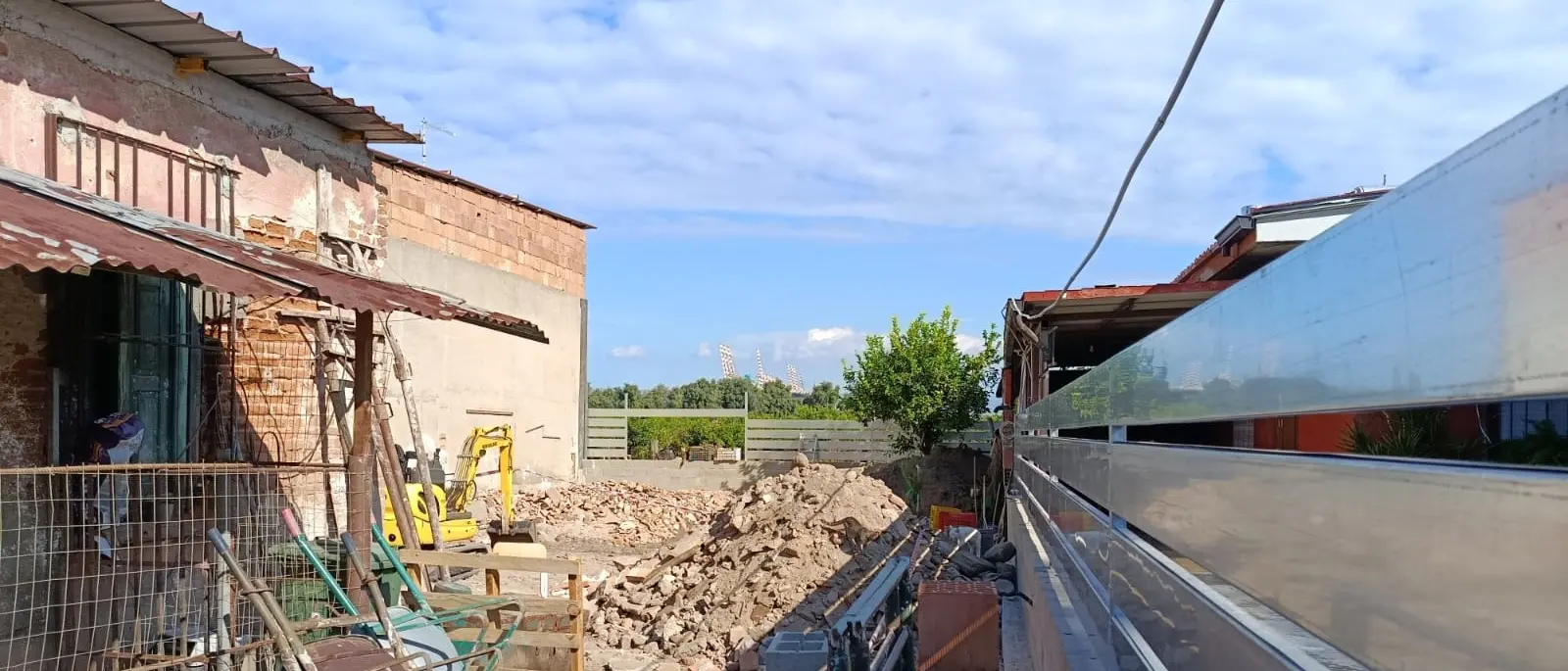 Fratellini travolti da un muro, la comunità di Gioia Tauro si stringe alla famiglia: «Uniti per offrire tutto il nostro supporto»\n